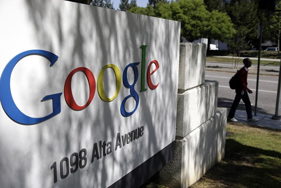 © AP Photo / Marcio Jose Sanchez Логотип компании Google у здания штаб-квартиры в Маунтин-Вью, Калифорния, США