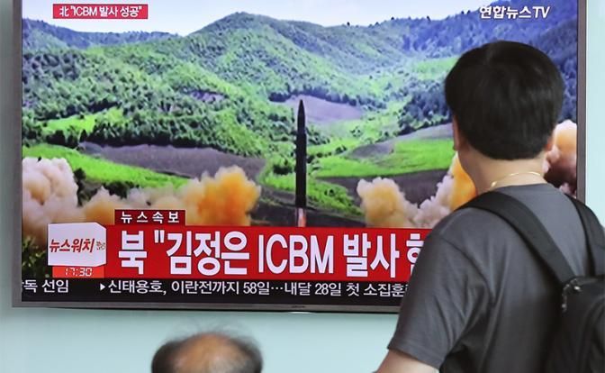 Запуск межконтинентальной баллистической ракеты Hwasong-14, МБР Северной Кореей в июле 2017 года (Фото: AP/TASS)