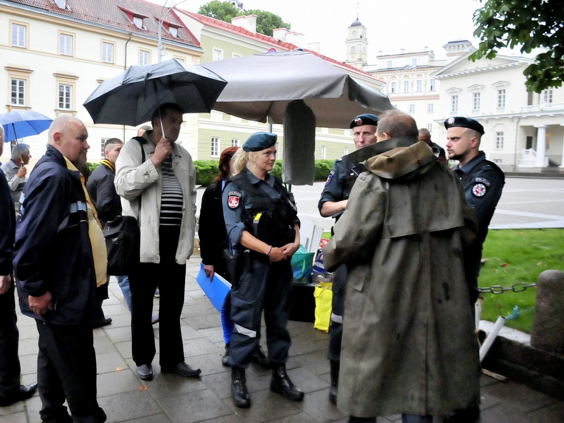 Полиция проверяет наличие разрешения у участников голодовки. Фото Владимира Клоповского, "Обзор"