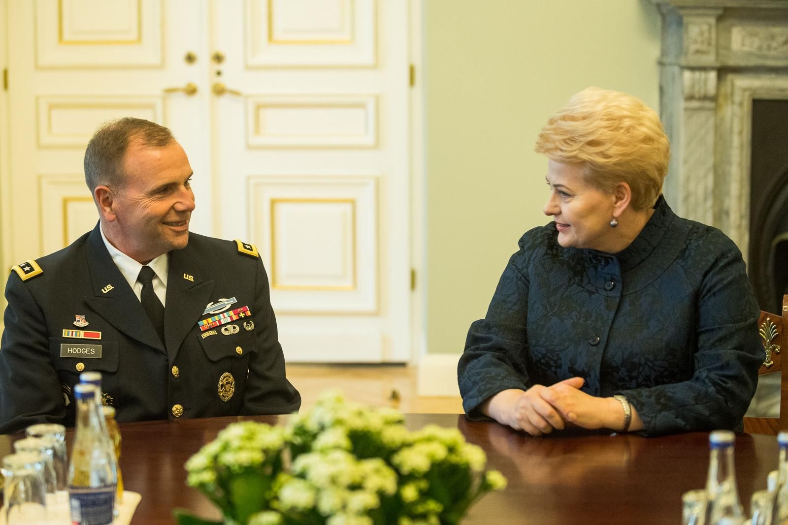 Президент Литовской Республики Даля Грибаускайте провела встречу с командующим Сухопутными войсками США в Европе генерал-лейтенантом Беном Ходжесом. Фото <a href="https://www.lrp.lt">lrp.lt</a>