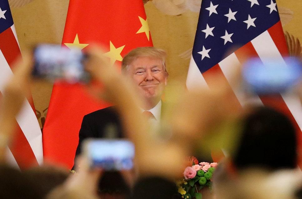 © REUTERS / Damir Sagolj Президент США Дональд Трамп во время визита в Китай. 9 ноября 2017 года