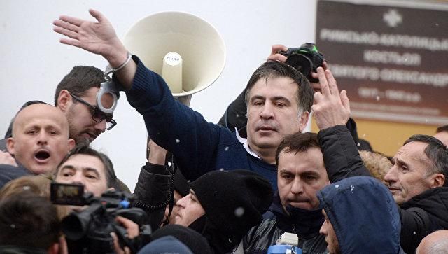 Силовики задержали экс-президента Грузии на крыше его дома, откуда он грозился спрыгнуть. Спецназ попытался увезти Саакашвили, однако сторонники политика заблокировали машину и отбили его у силовиков.