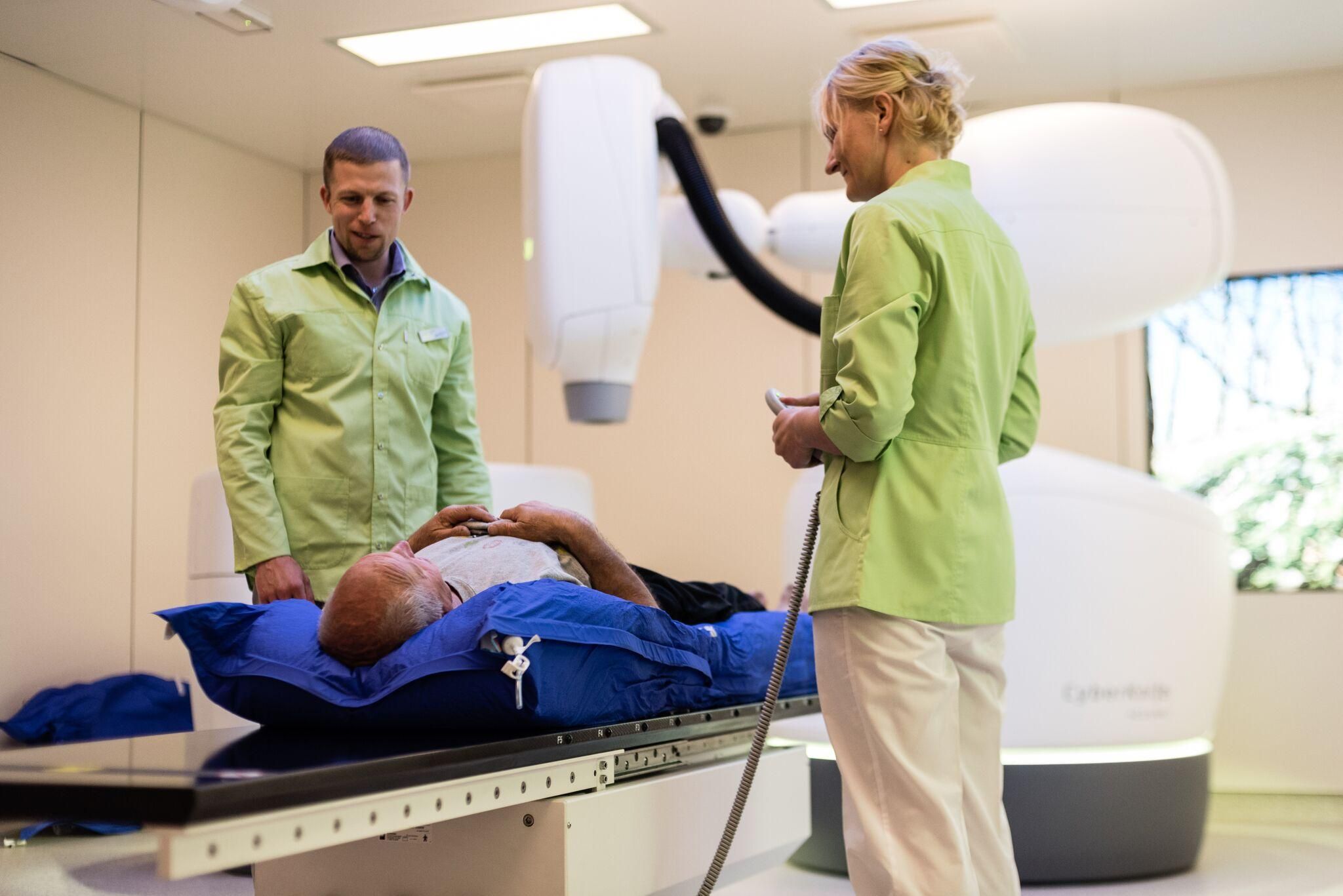 Робот «CyberKnife» успешно уничтожает опухоли в диаметре до 3 см, иногда и до 5-6 см.