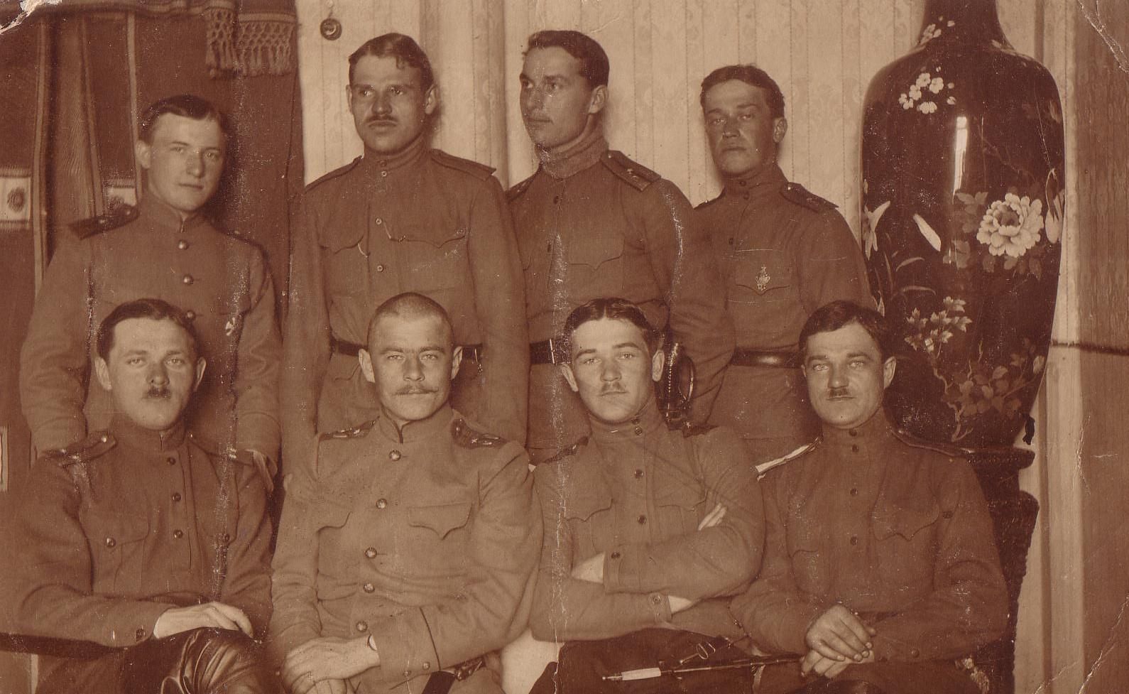 Группа офицеров литовцев в Русской Армии 1916 год. Первый справа в нижнем ряду - Романас Букевичюс, будущий полковник