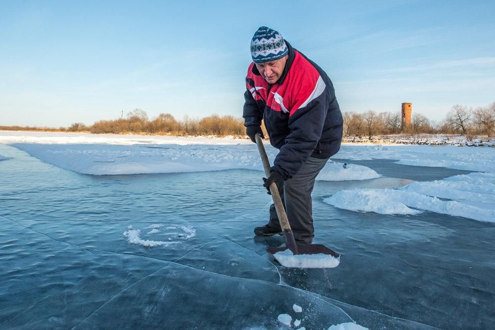 Свою зимнюю красоту Валерий Мельников начинает творить, как только на речке схватится лед. Фото: "Амурская правда"