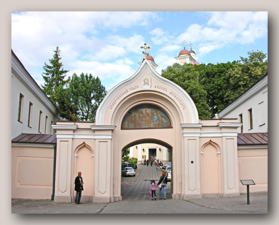 Центральные врата вильнюсского Свято-Духова монастыря (современный вид)