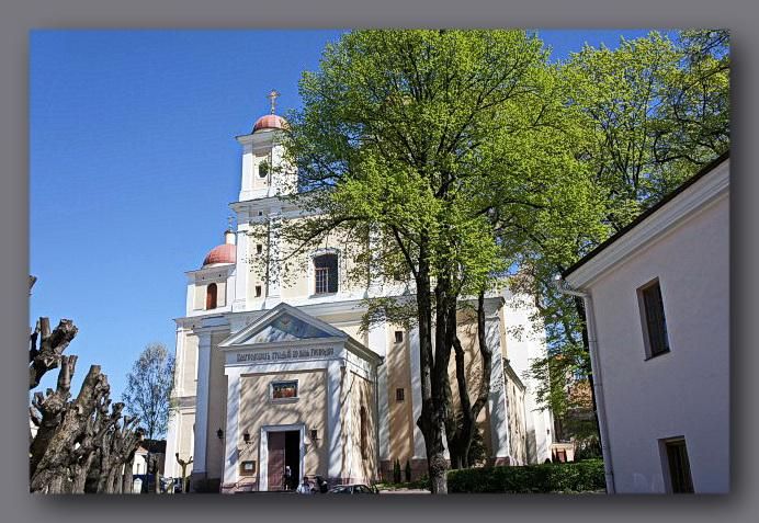 Здание церкви Святого Духа, справа трапезная, бывшая церковь в честь Благовещения Пресвятой Богородицы