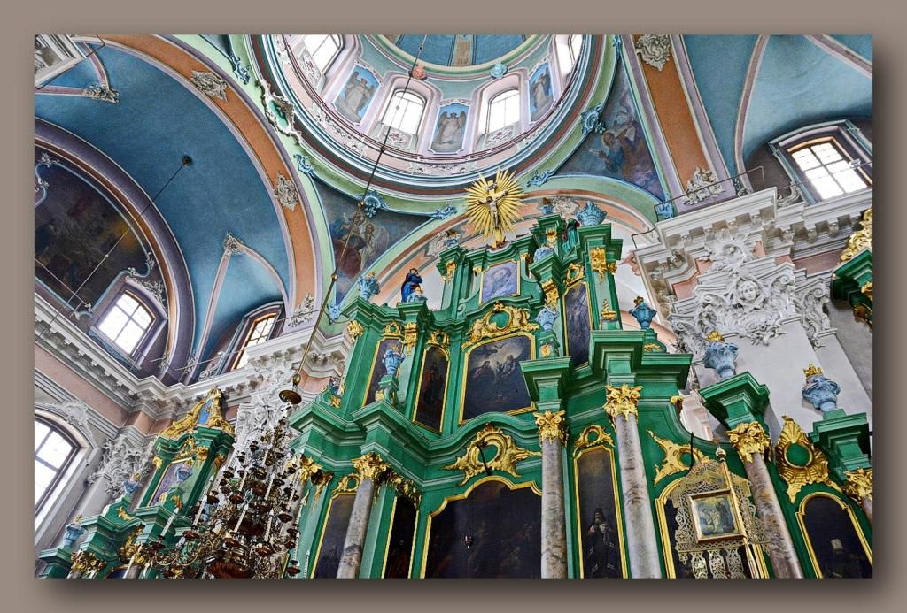Центральный неф церкви Святого Духа: купол и верхняя часть центрального алтаря