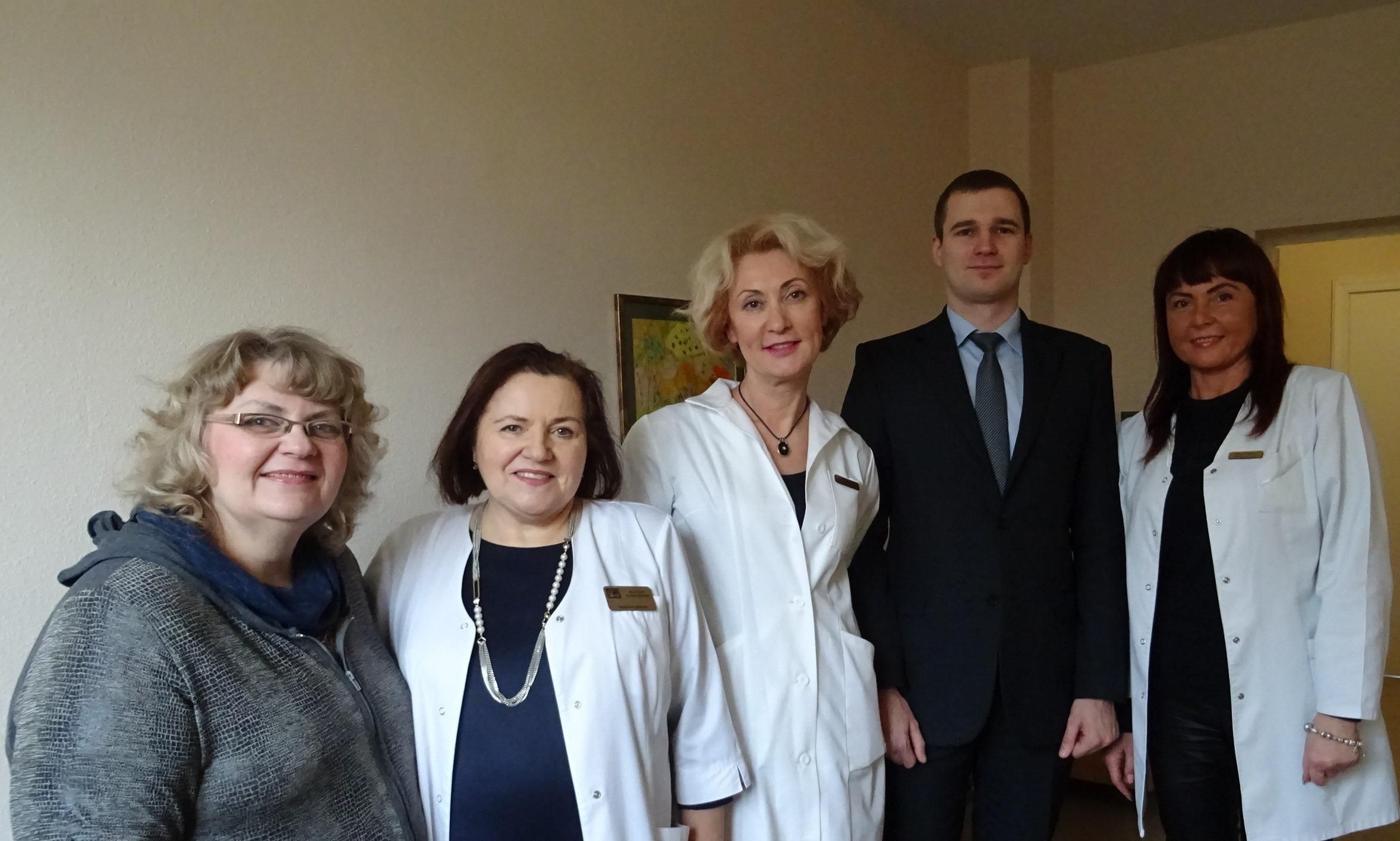 Слева направо: С.Васичкина, К.Бобянскене, Л.Шолкова, Е.Трохов, медработник больницы