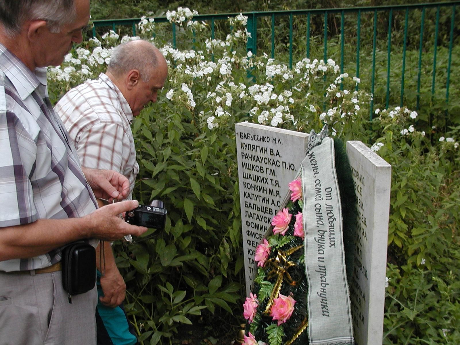 Юрий Юревич на могиле своего отца.