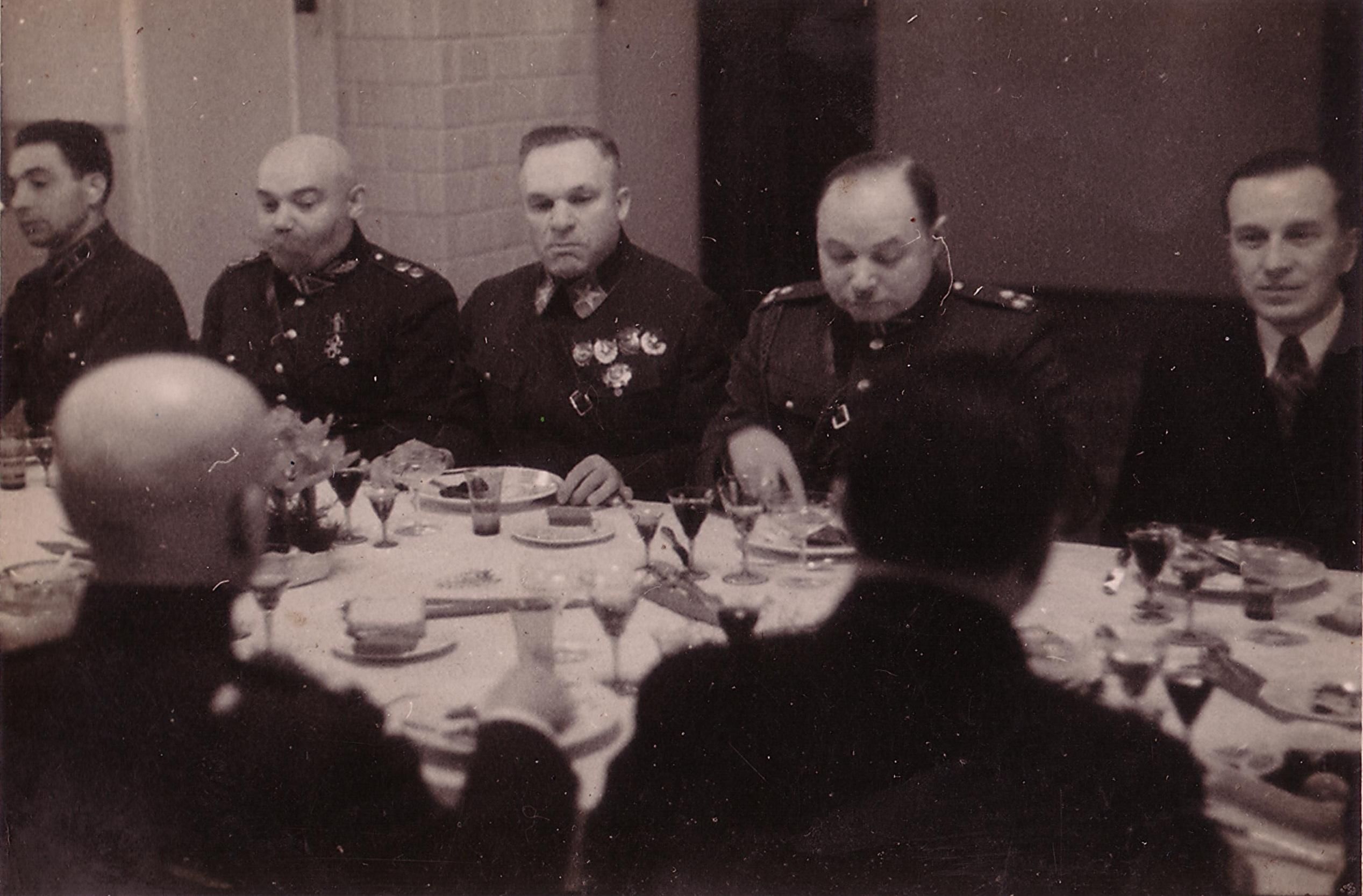 В центре маршал Егоров, с левой стороны стороны сидит дивизионный генерал Адамкевичюс, с правой стороны начальник генерального штаба, полковник Чернюс. Фотография из коллекции И.Именицкаса.Фотография из журнала "КАРИС" Nr.8 за 1937 год.
