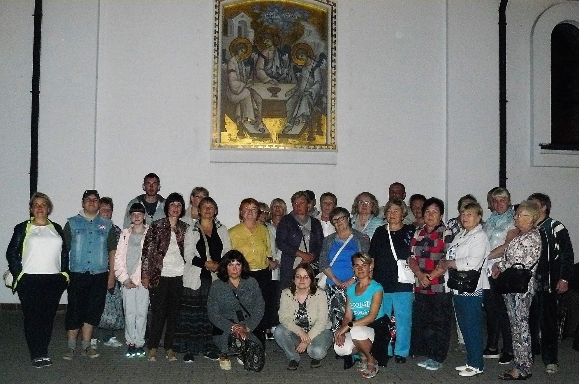 Группа перед началом поездки у Покрово-Никольского храма