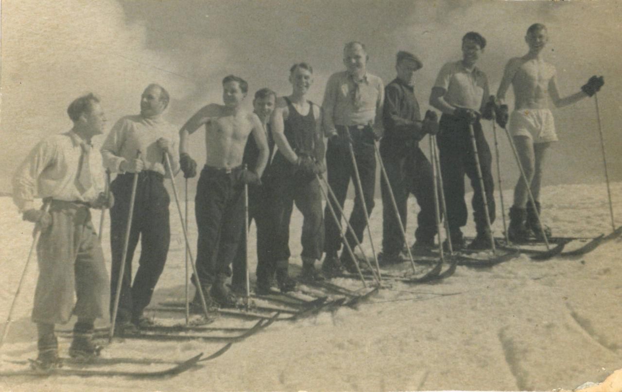 1940 год. С товарищами в Ленобласти.