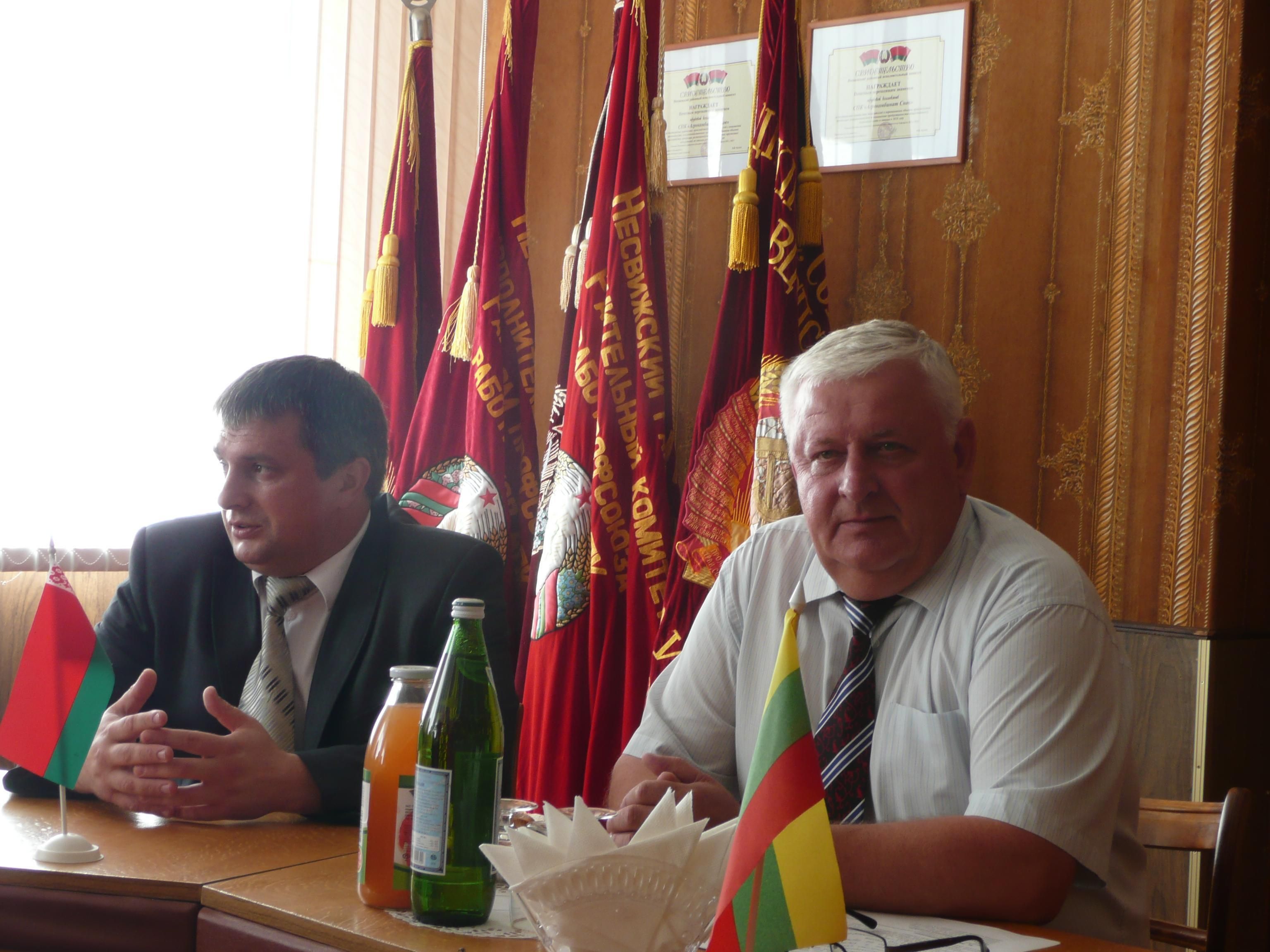 Председатель правления СПК "Агрокомбинат "Снов" Николай Радоман (справа).