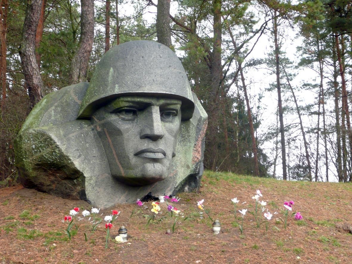 Памятник у посёлка Мирославас Алитусского района. Фото из архива "Обзора"