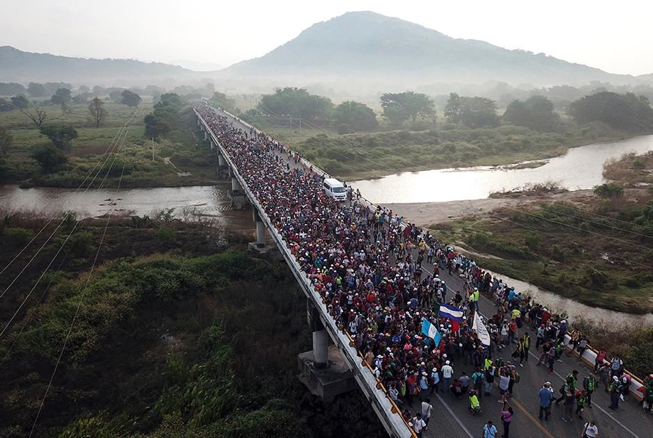 Мигранты пересекают границы мексиканских штатов Чьяпас и Оахака Фото: Rodrigo Abd / AP