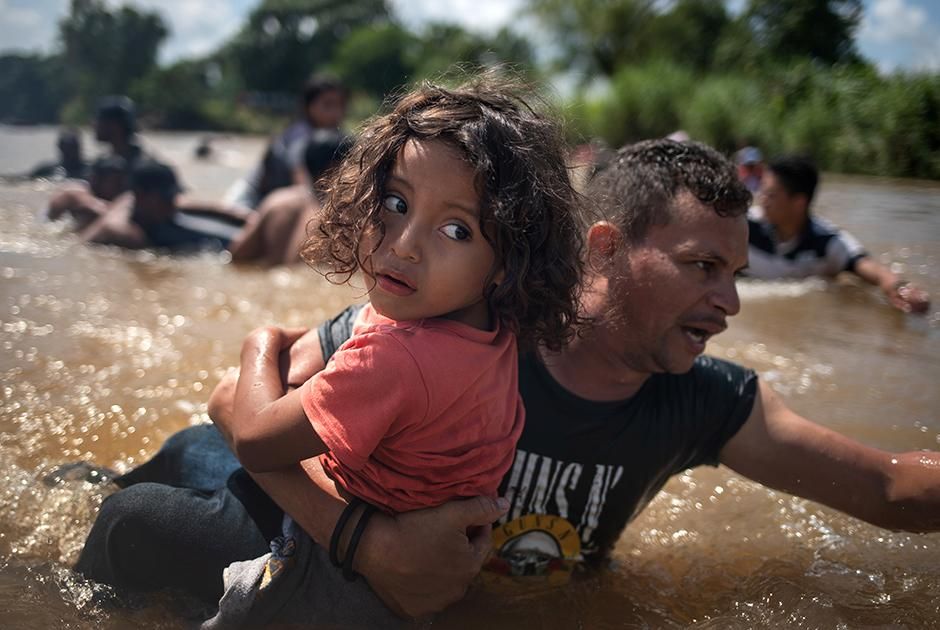 Отец переносит дочь через реку на пути из Гондураса в Соединенные Штаты Фото: Adrees Latif / Reuters