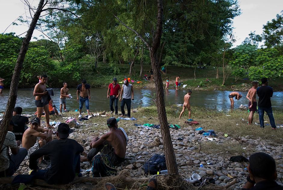 Мигранты на привале у реки в Мексике Фото: Rebecca Blackwell / AP