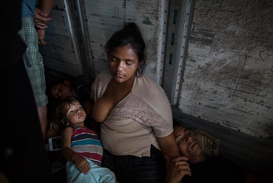Спящая мигрантка кормит ребенка Фото: Rodrigo Abd / AP