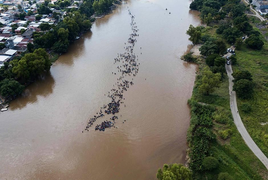 Мигранты пересекают реку Сучьяте Фото: Santiago Billy / AP