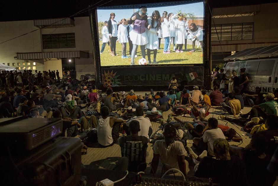 Мигранты смотрят кино во временном лагере Фото: Rodrigo Abd / AP
