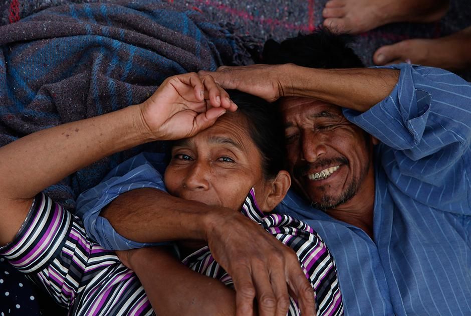 Мигранты отдыхают во время привала в Мексике Фото: Rebecca Blackwell / AP