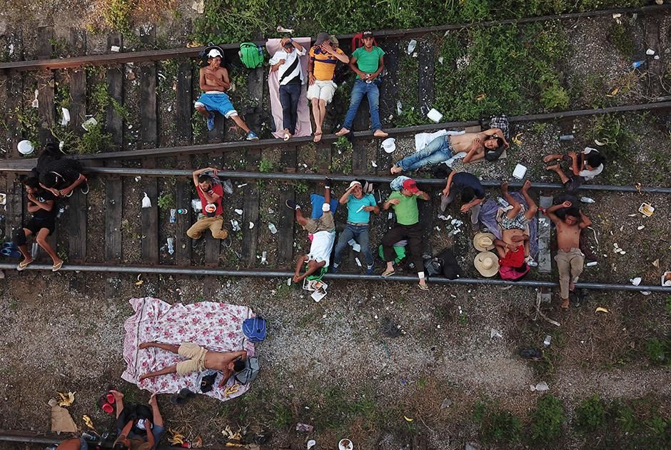 Мигранты отдыхают на пути в США Фото: Rodrigo Abd / AP