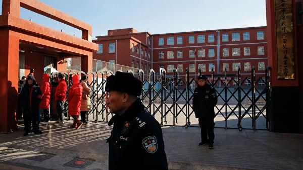 Полиция возле начальной школы, где произошло нападение, Пекин. 8 января 2019 г. Фото: © REUTERS / Thomas Peter