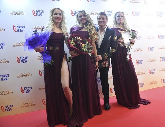 Участницы группы Queens и певец Николай Басков. Фото: Веленгурин Владимир