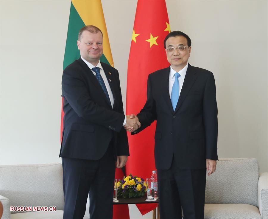 Ли Кэцян встретился с премьер-министром Литвы С. Сквернялисом. (Синьхуа)