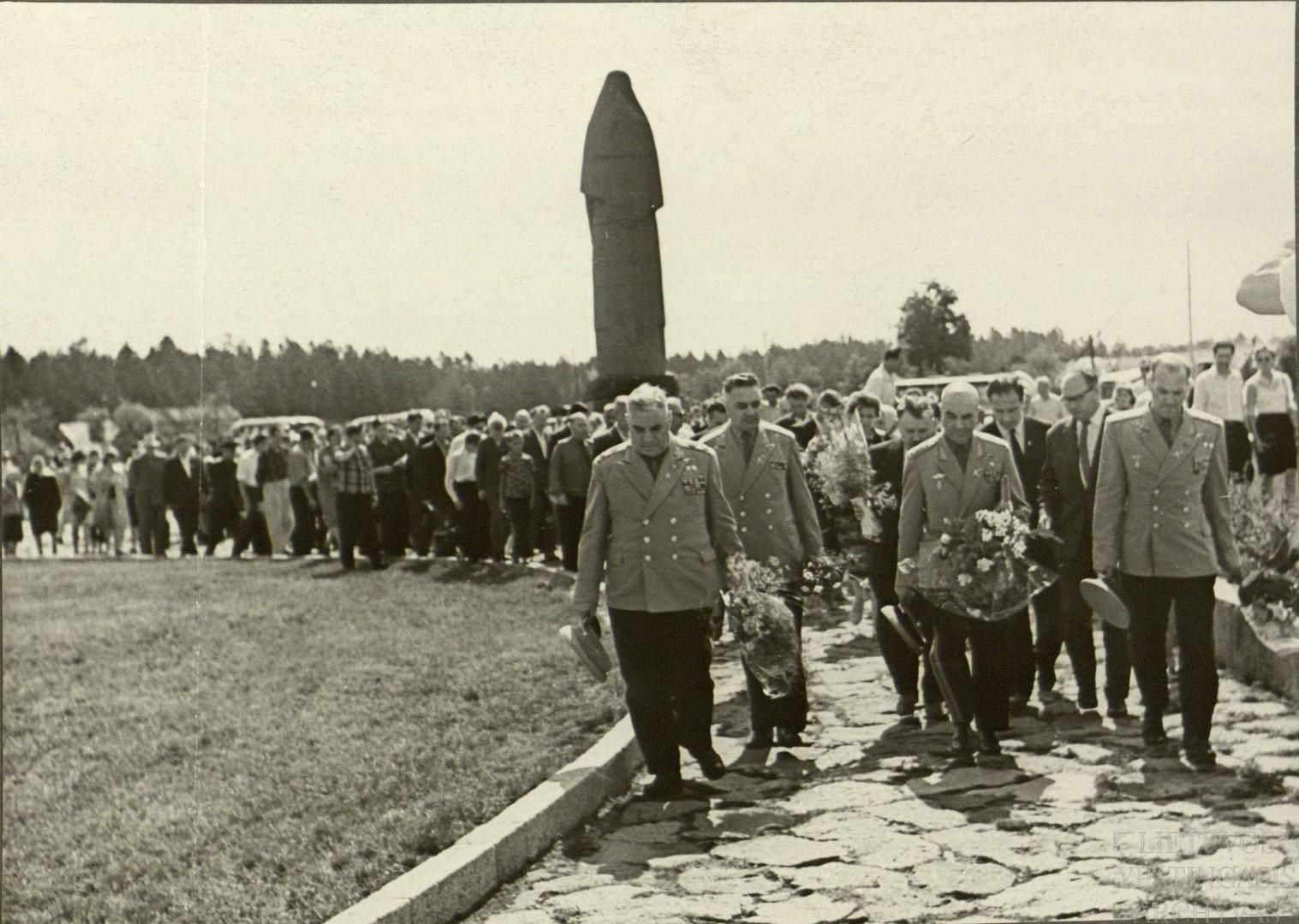 Во время открытия памятника. Фото из архива автора