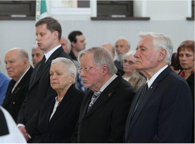 Витаутас Ландсбергис (второй справа) и др. на торжественной церемонии перезахоронения праха Ю. Амбразявичюса-Бразайтиса