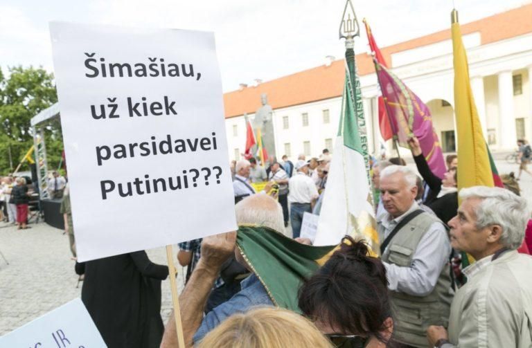 надпись на плакате: Шимашюс, за сколько продался Путину???