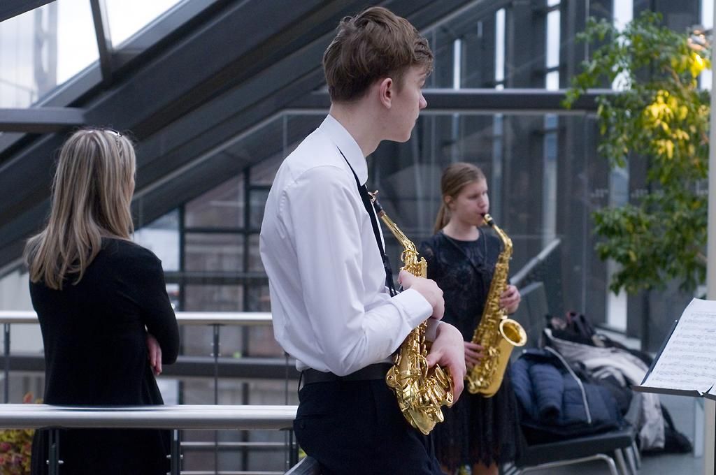 Юные музыканты дополнили вдохновляющую атмосферу выставки звуками саксофона
