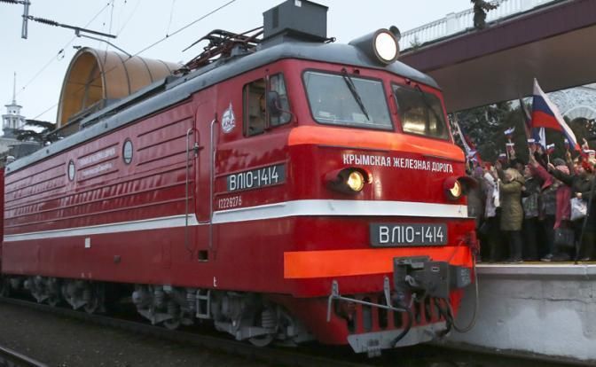 На фото: поезд «Таврия» во время прибытия из Москвы на железнодорожный вокзал Симферополя (Фото: Сергей Мальгавко/ТАСС)