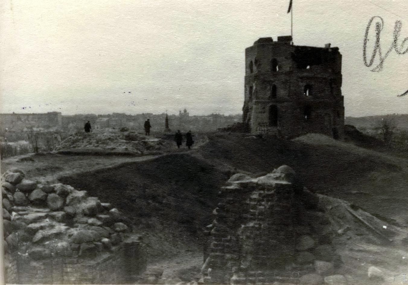 На площадке горы замка Гядиминаса после пожара, 1948 г. Фото из архива LYA