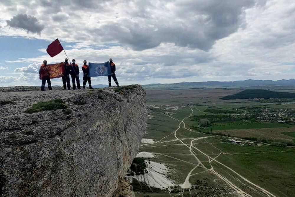 Знамя Победы на вершине Ак-Кая (Белая Скала). Высота 325 метров над уровнем моря. Фото: Пресс-служба МЧС по Республике Крым
