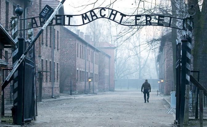 На фото: Освенцим. Вход на территорию бывшего концентрационного лагеря Аушвиц-Биркенау (Фото: Наталия Федосенко/ТАСС)