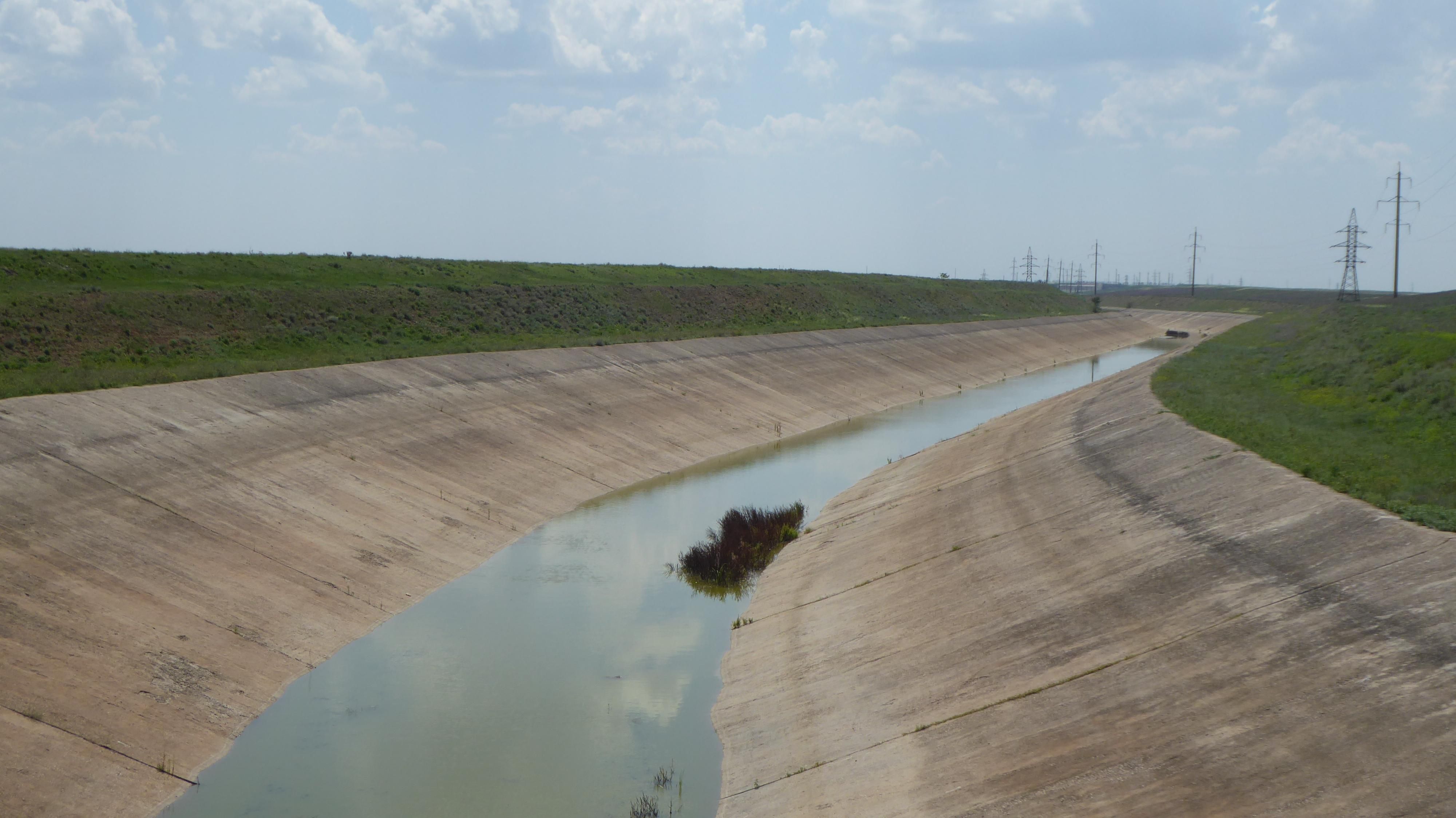 Вода в Северо-Крымский канал нынче попадает только после дождей. Фото из архива "Обзора"