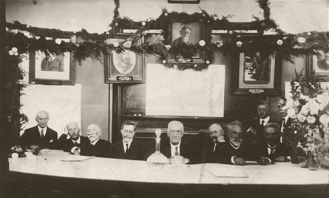 Н.Ф. Гамалея (в центре) в президиуме X Всесоюзного съезда бактериологов, эпидемиологов и санитарных врачей в Одессе. 1926 г.