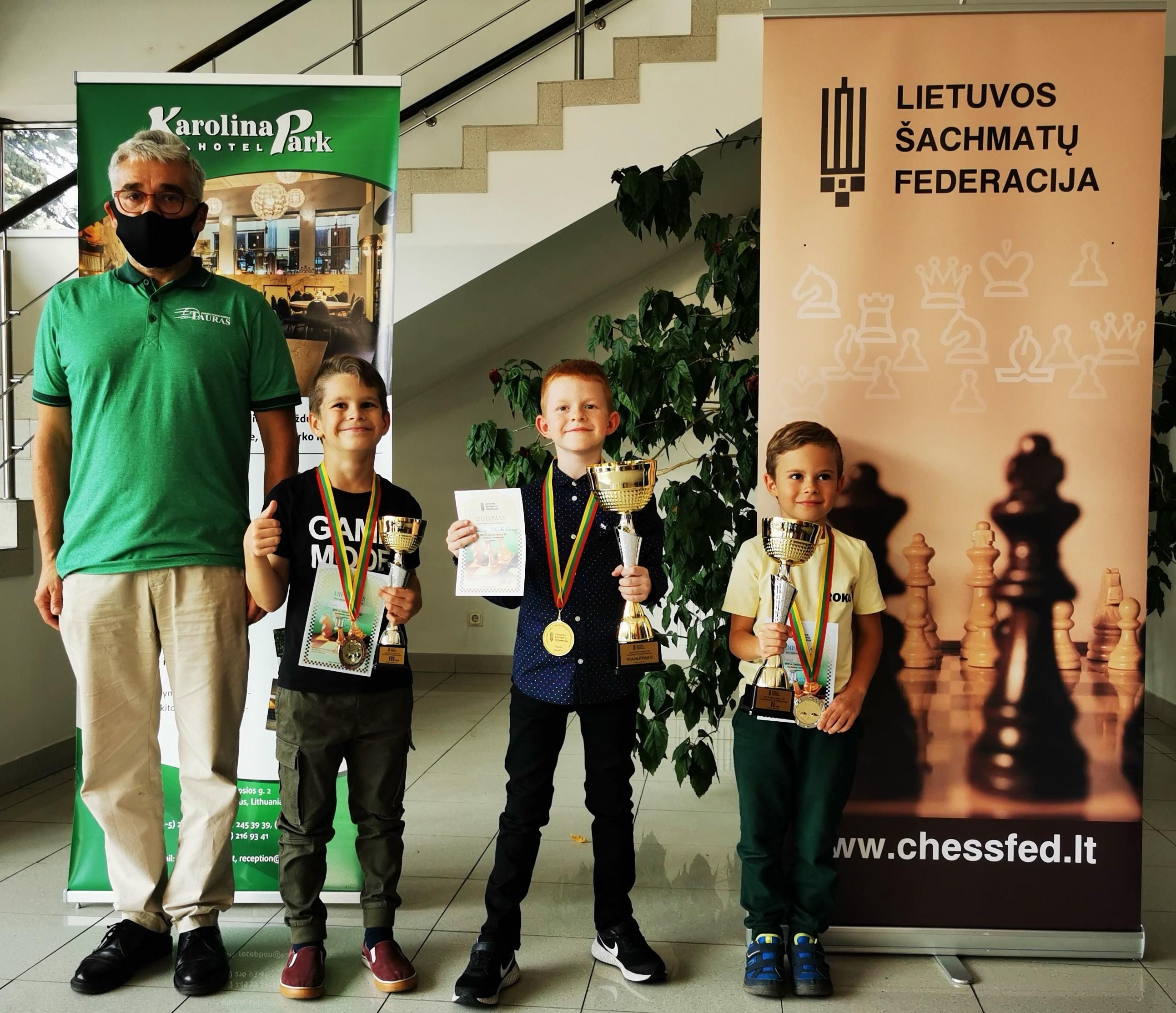 На снимке (слева направо): организатор турнира Йонас Сидабрас, Игнас Ясас (3 место), Шарунас Норкелюнас (1 место), Рокас Шакинис (2 место).
