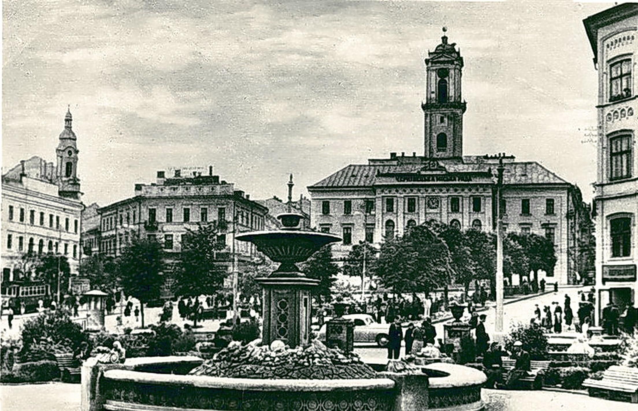<b>Черновцы, Центральная площадь, где расположена Ратуша (фото 1930-х).</b>