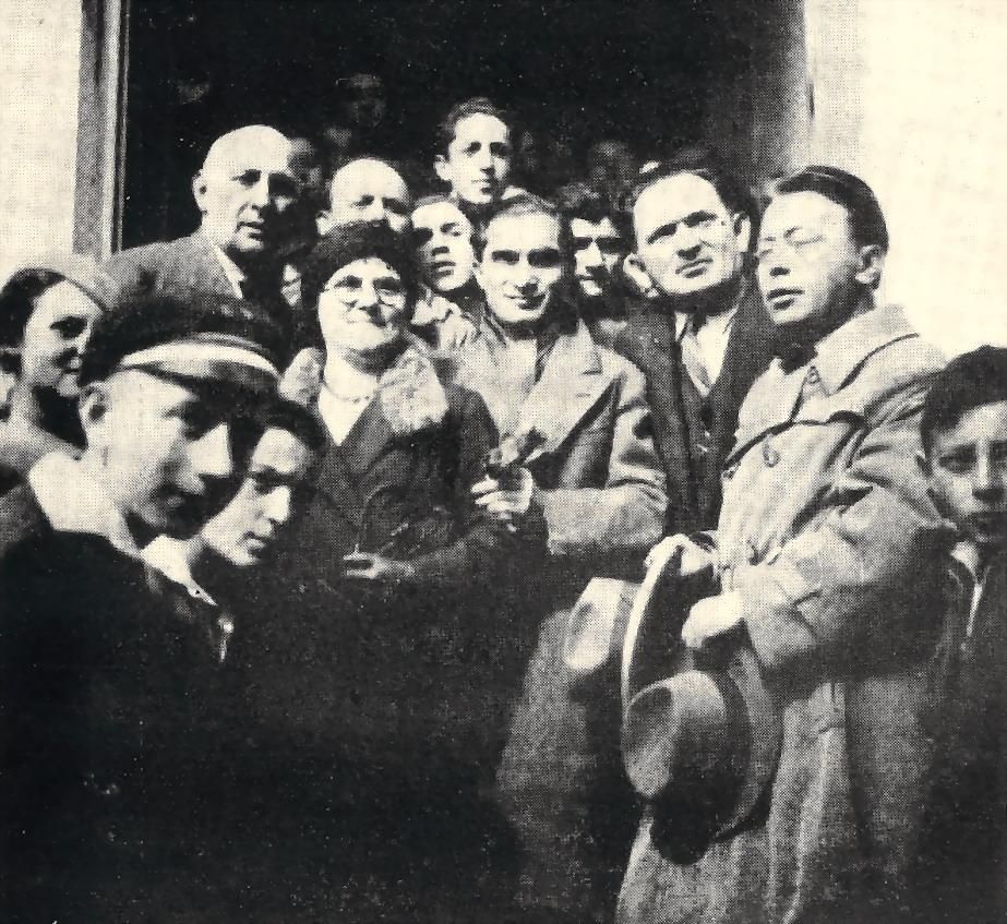 <b>Й. Шмидт с мамой на выходе из здания Музыкального Общества (Черновцы, 1933) после благотворительного концерта.</b>
