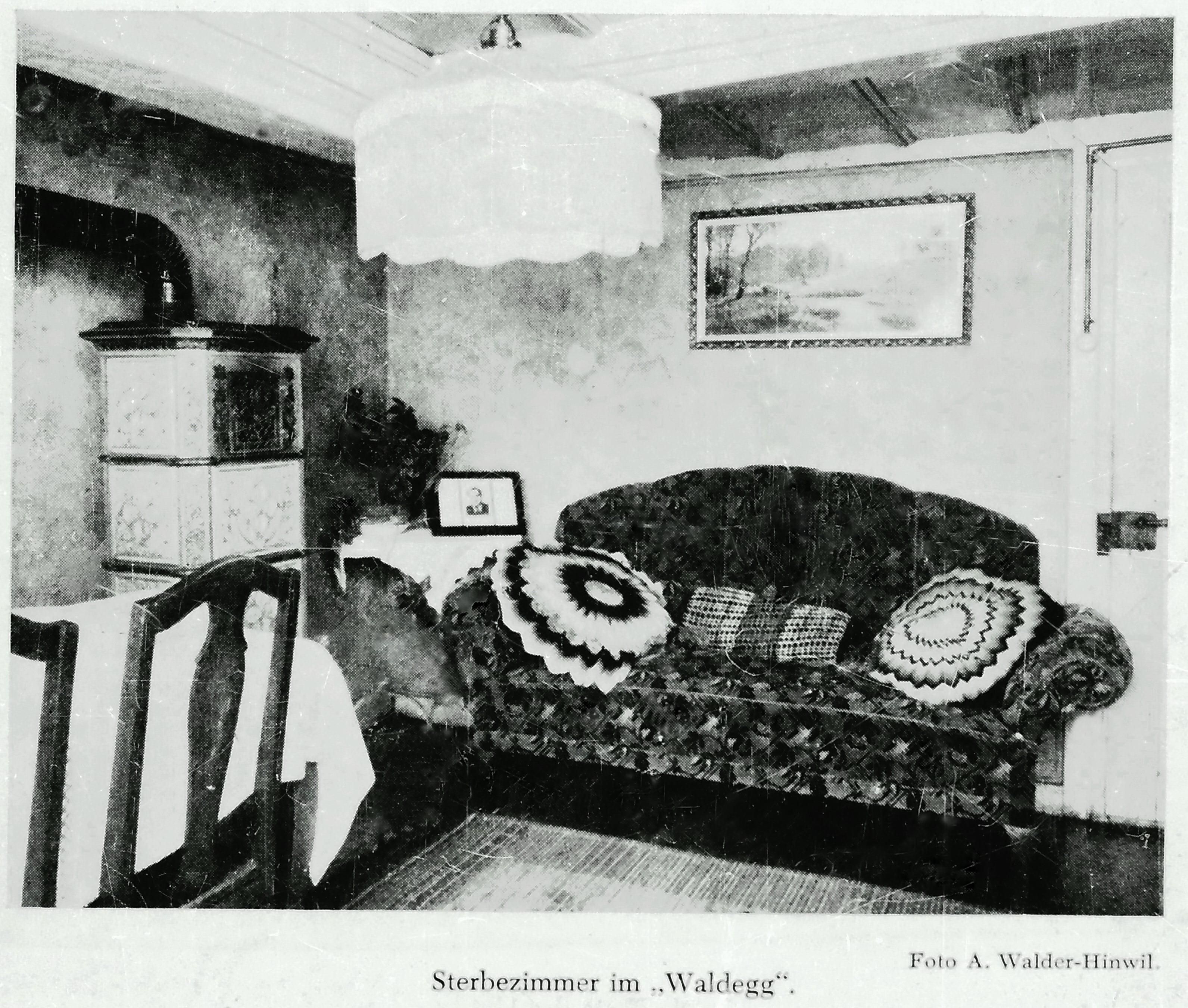 <b>Диван, на котором умер Й. Шмидт в гостевом доме «Вальдегг» </b>