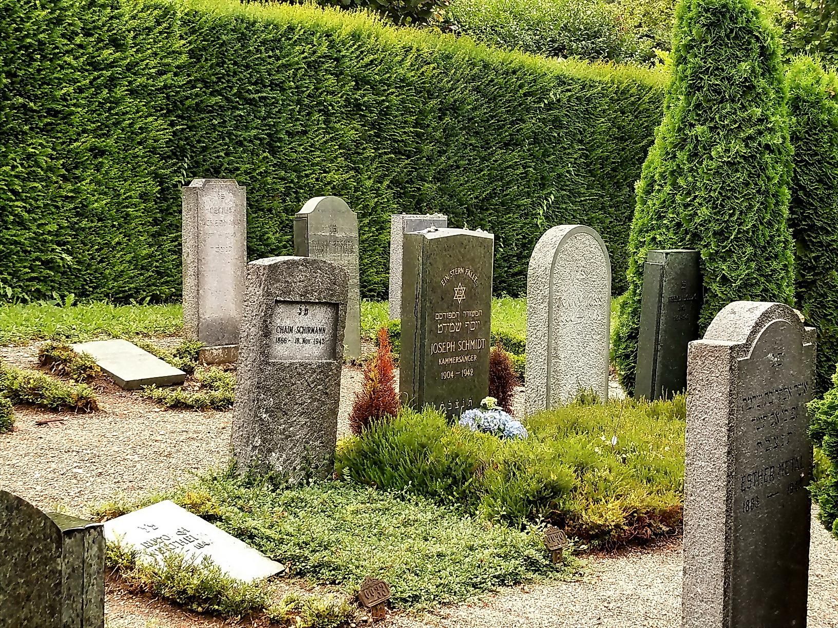 <b>Могила Й. Шмидта, на Еврейском кладбище во Фризенберге.</b>