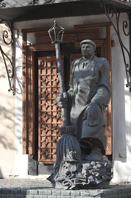 Памятник Лужкову-дворнику в Москве. 2002 Фото: Павел Лисицын / РИА Новости