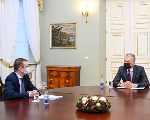 Президент Литвы Г.Науседа (справа) во время встречи с министром здравохранения А.Дулькисом. Фото lrp.lt