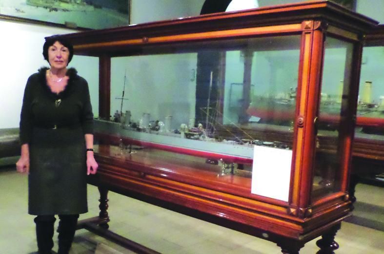 Лариса Кореен в Центральном военно-морском музее у макета миноносца «Новик» (позднее «Яков Свердлов»)