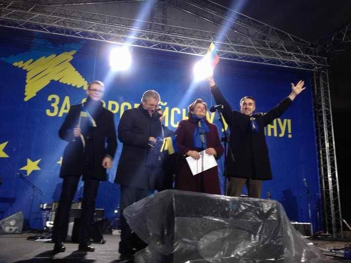 Былое без всяких дум: спикер Сейма Литвы Л.Граужинене со товарищи в Киеве, 2013 г.