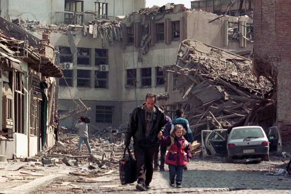 Мужчина с дочерью покидают дом, разрушенный в результате "точечных" бомбардировок НАТО. Фото: Goran Tomasevic/REUTERS. Данная фотография в этой публикации использована по ошибке